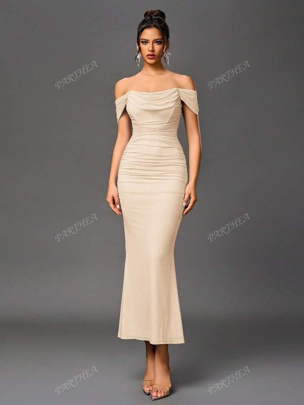 PARTHEA Vestido ajustado largo con hombro descubierto, bajo de cola de sirena, malla y plisado