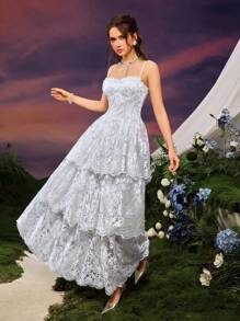 Abito romantico e fantasioso da sposa estivo con design a sottili spalline, impreziosito da fiocchi e orlo a strati - perfetto per vacanze estive, appuntamenti romantici e raduni serali