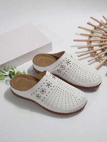 Dép xỏ ngón thường ngày cỡ lớn mới mùa hè 2025 cho nữ, dép đi biển mũi kín đế bằng có khóa kim loại khoét lỗ, màu trơn - trắng - Xem 7