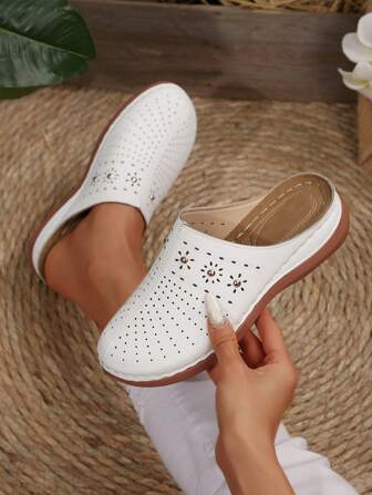 2025 年夏季新款大码女式休闲一脚蹬凉鞋，平底封闭式沙滩拖鞋，金属扣镂空，纯色