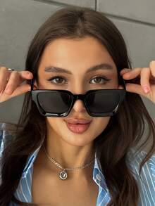 1 Pair Unisex Retro Square Fashion Glasses, Classic Black Plastic Frame, Versatile Style Suitable For All Face Shapes, Ideal For Couples To Gift Each Other For Summer Beach, Shopping, Commuting, Travel, Cycling, Driving, Stage Performance, Parties And Gatherings - Black - View 8