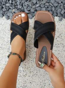 Sandalias planas para mujer con tiras cruzadas en blanco, diseño de punta abierta, estilo casual, para uso en verano y al aire libre, cómodas y versátiles, adecuadas para el uso diario y las vacaciones, material texturizado, combina bien con vestidos, de estilo moderno y minimalista, apropiadas para la playa y paseos por la calle, con estilo bohemio
