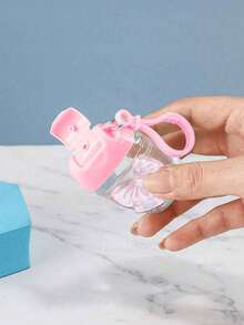 30毫升粉色透明空可重复灌装按压瓶，带蝴蝶结和钥匙扣，可重复使用旅行装，适用于液体、乳液、面霜等，是送给女性、母亲、教师、朋友、学生、返校季、情人节、母亲节的理想礼物，容量1盎司。