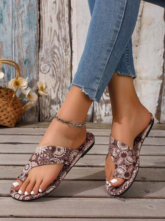 Women's Flat Sandals, Western Style 2025 New Summer Lightweight Comfy Plus Size Anti-Slip Slip-On Beach Holiday Casual Slippers, Fashionable Simple Cartoon Print Edgy Wild Design