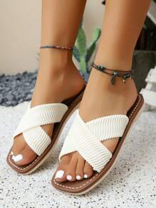 Sandalias de mujer tipo chinela con diseño de cruce en blanco, de punta abierta, estilo plano, sensación casual, para uso en exteriores durante el verano, cómodas y versátiles, apropiadas para el uso diario y las vacaciones, de material texturizado, se combinan bien con vestidos, moda minimalista, aplicable para playa y uso urbano, estilo boho.