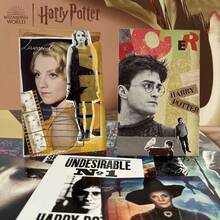 Set de 10 Postales de Harry Potter, personajes famosos de la película en blanco y negro y color mezclado, tarjetas periféricas, tarjeta retro del Decreto de Enseñanza de Umbridge, tarjeta de mensaje con graffiti retro, fotos estéticas para adolescentes y adultos - Perfecto como decoración de pared, escritorio o accesorios de fotografía [Licencia oficial], Suministros escolares, Regreso a clases - Ver 7