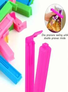 5/10/15 piezas de clips para envasar alimentos y patatas fritas, clips de conservación de alimentos que pueden soportar peso y tienen un sellado hermético. Fabricados en material de PVC a prueba de humedad y a prueba de polvo, son adecuados para diversas bolsas de plástico y de aperitivos, y se utilizan para el almacenamiento en la cocina y el hogar, accesorios de cocina y utensilios de cocina. Son adecuados para usar en dormir, viajar, oficina y escuela