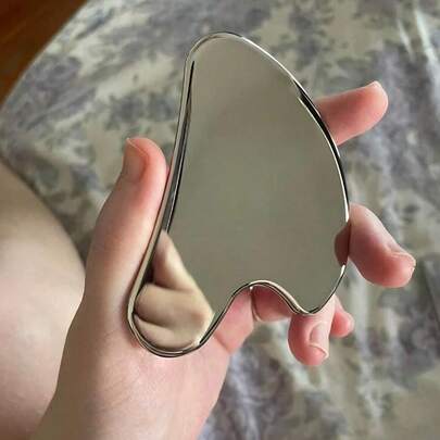 面部 1/2 件，不锈钢心形刮痧工具，用于面部按摩，便携式肌肉放松按摩板，不锈钢刮痧面部工具 - 面部按摩工具 - 光滑坚固的金属刮痧工具，用于面部身体减少浮肿 - 按摩刮刀心形物品（银色）不锈钢刮痧面部工具刮痧用于面部金属刮痧紧致皮肤按摩刮痧美容工具，用于身体眼部颈部按摩器、头发、美发工具、护发、学校、返校、旅行、旅行必需品、家庭必需品、水疗、按摩工具、按摩、按摩器、水疗