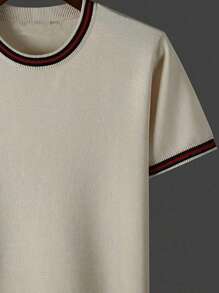 Maglietta a girocollo in maglia a maniche corte da uomo beige con bordi a righe rosse e nere sul colletto e sui polsini - in morbida maglia, comoda e di stile per l'uso quotidiano casual, le uscite del fine settimana e le occasioni casual-eleganti