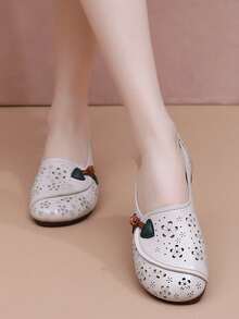 صنادل صيفية للنساء المتوسطة والكبار في السن، من جلد ناعم وشبكي مُبَرَّد ومناسب للسيدات متوسطات العمر والأكبر سناً