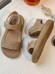 A Pair Of Summer Bestselling Children's Non-Slip Sandals. The Upper Is Khaki Color, With Double Hook And Loop Strap Design, Easy To Slip On And Off And Adjust The Tightness. The Overall Style Is Simple And Casual, Suitable For 3-12 Years Old Children In Daily Travel, Play And Other Occasions To Wear, Comfortable And Practical.Hook And Loop