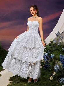 Abito romantico e fantasioso da sposa estivo con design a sottili spalline, impreziosito da fiocchi e orlo a strati - perfetto per vacanze estive, appuntamenti romantici e raduni serali