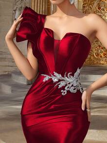 VIPGIRL 酒红色缎面单肩晚礼服，饰有3D荷叶边肩部和银色腰带，优雅高开衩正式礼服，奢华红毯造型，魅力舞会礼服，婚礼宾客礼服，春季派对礼服 - 紅色 - 查看 7