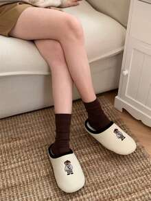 XIXITIAO زوج من الأحذية المنزلية الهادئة للربيع/الصيف ذات التطريز الجميل بشكل الدب ، نعل مسطح منزلي ناعم وعتيق، مناسب لكلا الجنسين، مصنوع من مواد ماصة للرطوبة وقابلة للتنفس، مقاوم للانزلاق ،ملائم للاستخدام اليومي