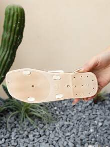 Sandalias de mujer tipo chinela con diseño de cruce en blanco, de punta abierta, estilo plano, sensación casual, para uso en exteriores durante el verano, cómodas y versátiles, apropiadas para el uso diario y las vacaciones, de material texturizado, se combinan bien con vestidos, moda minimalista, aplicable para playa y uso urbano, estilo boho.