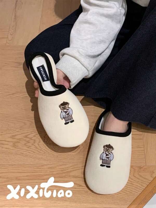 XIXITIAO زوج من الأحذية المنزلية الهادئة للربيع/الصيف ذات التطريز الجميل بشكل الدب ، نعل مسطح منزلي ناعم وعتيق، مناسب لكلا الجنسين، مصنوع من مواد ماصة للرطوبة وقابلة للتنفس، مقاوم للانزلاق ،ملائم للاستخدام اليومي