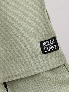 2 件套年轻男孩休闲标签图案华夫格 Polo T 恤和短裤套装，适合夏季户外、休闲、日常、学校