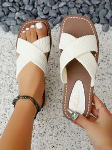 Sandalias de mujer tipo chinela con diseño de cruce en blanco, de punta abierta, estilo plano, sensación casual, para uso en exteriores durante el verano, cómodas y versátiles, apropiadas para el uso diario y las vacaciones, de material texturizado, se combinan bien con vestidos, moda minimalista, aplicable para playa y uso urbano, estilo boho.