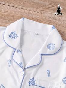 Set de 2 piezas de pijama para mujer de talla grande con estampado de tema oceánico, que incluye camisa de manga corta con cuello y botones, y pantalones cortos de cintura elástica holgada, de uso diario, cómodo y elegante para fiestas y uso casual en casa.