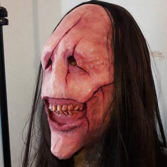 Máscara de demonio de cabello largo de terror de Halloween, sonrisa espeluznante, máscara de demonio con cicatriz roja en la cara, máscara de tocado con peluca de látex de boca abierta roja para disfraz de fiesta de Halloween