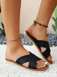 Sandalias planas para mujer con tiras cruzadas en blanco, diseño de punta abierta, estilo casual, para uso en verano y al aire libre, cómodas y versátiles, adecuadas para el uso diario y las vacaciones, material texturizado, combina bien con vestidos, de estilo moderno y minimalista, apropiadas para la playa y paseos por la calle, con estilo bohemio