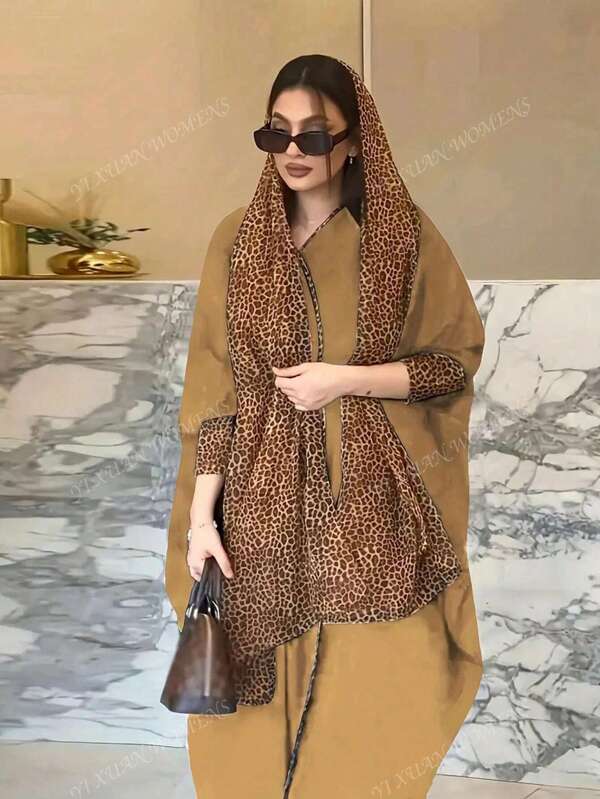 Vestido negro de moda con parches de estampado de leopardo y túnica árabe para el Ramadán