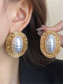 1 Pair Metal Asymmetrical Wrinkled Striped Oval Pearl Earrings, Retro European And American Style High-End Fashion Personalized Exaggerated Medieval Earrings For Women, Girls, Wedding, Party, Birthday, Anniversary Gift