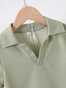 2 件套年轻男孩休闲标签图案华夫格 Polo T 恤和短裤套装，适合夏季户外、休闲、日常、学校