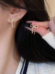 1 Pair Fashionable Butterfly & Faux Pearl Flower Clip-On Earrings, Elegant Design Suitable For Women, High-End Earrings For Daily Wear, Holiday Gifts - Butterfly - View 3