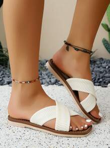 Sandalias de mujer tipo chinela con diseño de cruce en blanco, de punta abierta, estilo plano, sensación casual, para uso en exteriores durante el verano, cómodas y versátiles, apropiadas para el uso diario y las vacaciones, de material texturizado, se combinan bien con vestidos, moda minimalista, aplicable para playa y uso urbano, estilo boho.