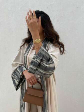 这款女士优雅竖条纹印花拼接袖长长袍，兼具艺术气息和波西米亚风情，尽显优雅精致的风格，适合所有季节和文化活动，也适合日常和正式场合，是各种场合的理想之选，例如派对、节日和旅行。