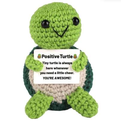 1 pieza Adorno de tortuga de peluche tejido a mano que se puede usar como decoración para escritorios y salas de estar, y como pequeños regalos para familiares y amigos. También es una muy buena opción para regalos de cumpleaños.