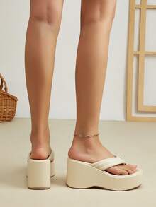 柔软防滑优质皮革人字拖凉鞋,时尚新款厚底拖鞋,舒适百搭,室内外均可穿着,适合所有季节,坡跟(新鞋的脚趾部位可能有点硬,建议先在家穿几次,磨合好后再穿到户外,有效减少摩擦) - 米色 - 查看 6