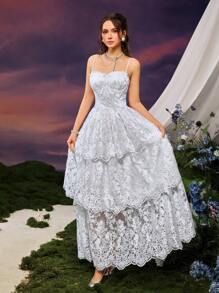 Abito romantico e fantasioso da sposa estivo con design a sottili spalline, impreziosito da fiocchi e orlo a strati - perfetto per vacanze estive, appuntamenti romantici e raduni serali