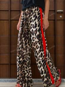 Pantaloni con stampa leopardata, blocchi di colore, strisce laterali e tasche