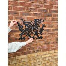 1 pieza Decoración de pared de metal con diseño de dragón galés, elegante decoración interior y exterior, adecuada para jardín, hogar y ocasiones especiales, construcción de metal resistente, diseño de fácil colgado