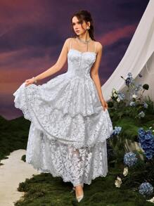 Abito romantico e fantasioso da sposa estivo con design a sottili spalline, impreziosito da fiocchi e orlo a strati - perfetto per vacanze estive, appuntamenti romantici e raduni serali