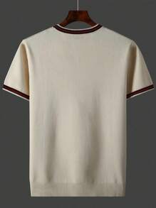 Maglietta a girocollo in maglia a maniche corte da uomo beige con bordi a righe rosse e nere sul colletto e sui polsini - in morbida maglia, comoda e di stile per l'uso quotidiano casual, le uscite del fine settimana e le occasioni casual-eleganti