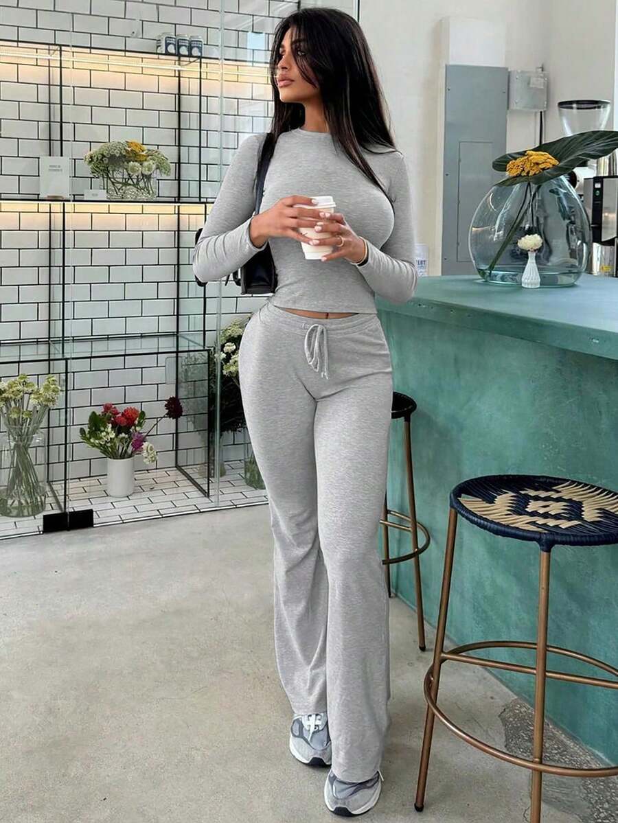 女款秋冬時尚短款長袖上衣 + 修身綁腰喇叭褲運動套裝,優雅風格 - 灰色 - 查看 1