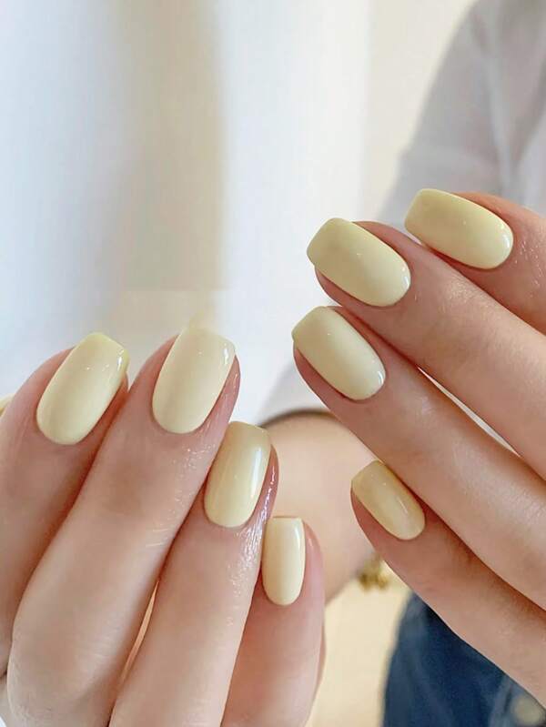 Eleva il tuo stile con 24 unghie finte corte a forma quadrata, gel, colore giallo pollo fresco e vivace, giallo pallido, colore solido, elegante per primavera ed estate, uso quotidiano, colore giallo cremoso, copertura totale, kit per unghie finte per donne e ragazze, include 1 foglio di adesivi e 1 striscia di lime in gel jelly, spedizione casuale