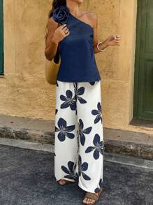 Completo da donna con top senza maniche con decorazioni floreali 3D e pantaloni a zampa d'elefante, outfit casual adatto per i viaggi
