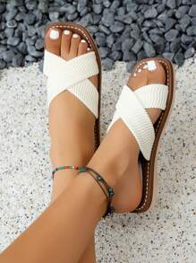 Sandalias de mujer tipo chinela con diseño de cruce en blanco, de punta abierta, estilo plano, sensación casual, para uso en exteriores durante el verano, cómodas y versátiles, apropiadas para el uso diario y las vacaciones, de material texturizado, se combinan bien con vestidos, moda minimalista, aplicable para playa y uso urbano, estilo boho.