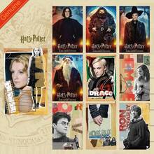 Set de 10 Postales de Harry Potter, personajes famosos de la película en blanco y negro y color mezclado, tarjetas periféricas, tarjeta retro del Decreto de Enseñanza de Umbridge, tarjeta de mensaje con graffiti retro, fotos estéticas para adolescentes y adultos - Perfecto como decoración de pared, escritorio o accesorios de fotografía [Licencia oficial], Suministros escolares, Regreso a clases - Ver 6