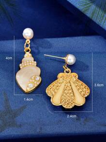 1 Paar asymmetrische Ohranhänger mit Kunstperle-Dekor, weiße Emaille Muschel-Anhänger, Urlaubs-Schmuck für Frauen