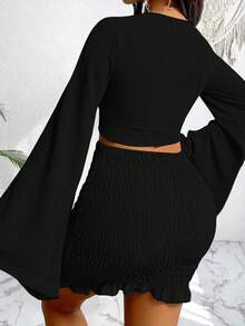 女式夏季度假纯色前结短款喇叭袖上衣和褶皱紧身迷你裙度假两件套