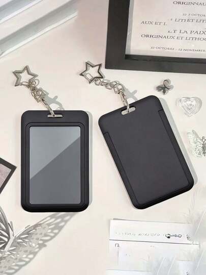 Svart stjärnformad korthållare med hänge, kan användas som väskberlock, nyckelring, förvarar ID-kort, medlemskort, foton och mer, skyddande funktion. Lämplig för dagligt bruk, dekoration eller present till vänner, familj, älskare, perfekt för alla hjärtans dag, födelsedag, mors dag, skolpresenter