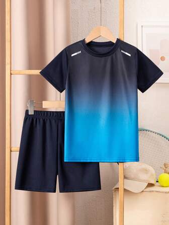 2 stuks/set jongens casual sport gradiënt lijn print korte mouwen T-shirt en effen kleur shorts, voetbalshirt outfit voor school, dagelijkse training, training
