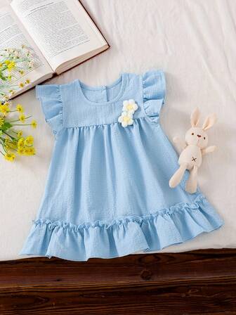 甜美可爱的女婴日常夏装连体裙。袖子和裙摆均采用荷叶边设计，胸前饰有花朵图案。这款连衣裙适合0至3岁的新生女婴在夏季穿着舒适。