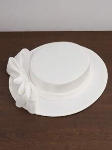 Eleganter breitkrempiger Hut mit weißer Blume und Schmetterling, geeignet für formelle Bälle, Kirchendekoration, Kentucky Style, Hochzeitskleider, Cocktail- und Teekleider, flacher Damenhut