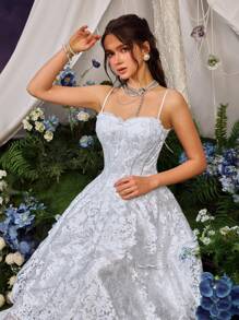Abito romantico e fantasioso da sposa estivo con design a sottili spalline, impreziosito da fiocchi e orlo a strati - perfetto per vacanze estive, appuntamenti romantici e raduni serali